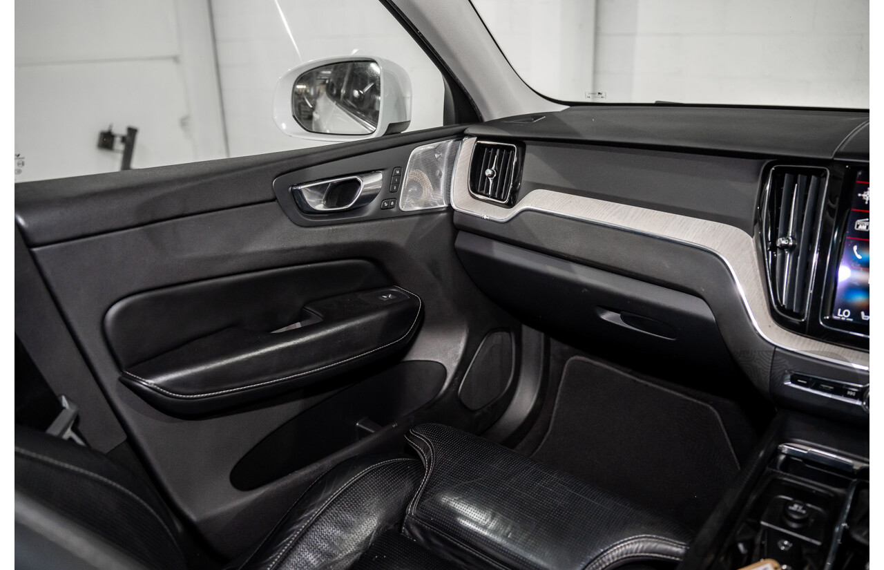 11/2017 Volvo XC60 T5 Inscription (AWD) 246 MY18 4d Wagon Ice White Turbo 2.0L