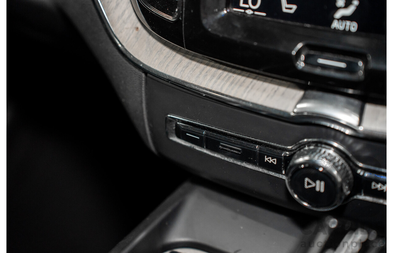 11/2017 Volvo XC60 T5 Inscription (AWD) 246 MY18 4d Wagon Ice White Turbo 2.0L