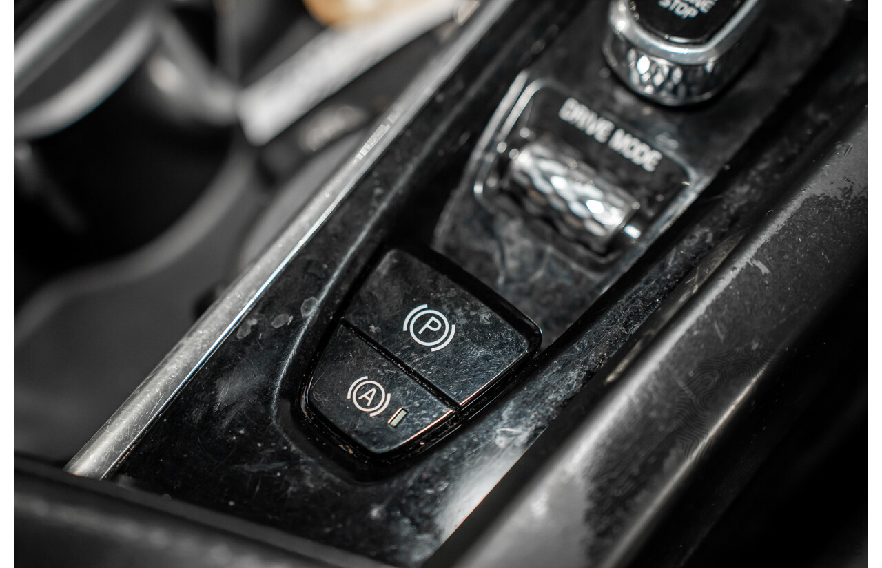 11/2017 Volvo XC60 T5 Inscription (AWD) 246 MY18 4d Wagon Ice White Turbo 2.0L