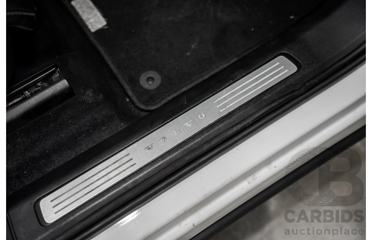 11/2017 Volvo XC60 T5 Inscription (AWD) 246 MY18 4d Wagon Ice White Turbo 2.0L