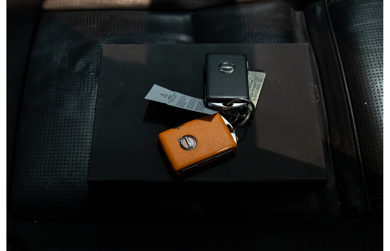 09/2021 Volvo XC90 B6 Inscription MHEV (AWD) 256 MY22 4d Wagon Bright Silver Metallic Twincharged Mild Hybrid 2.0L - 7 Seater