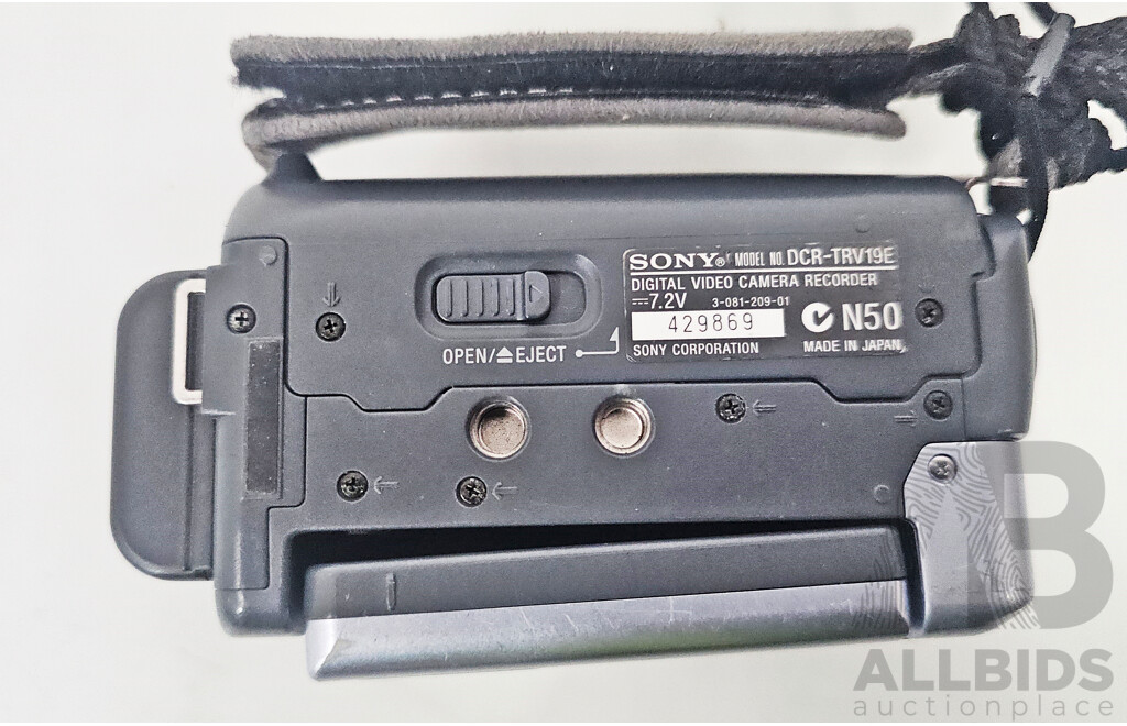Sony (DCR-TRV19E) Digital Video Camera Recorder