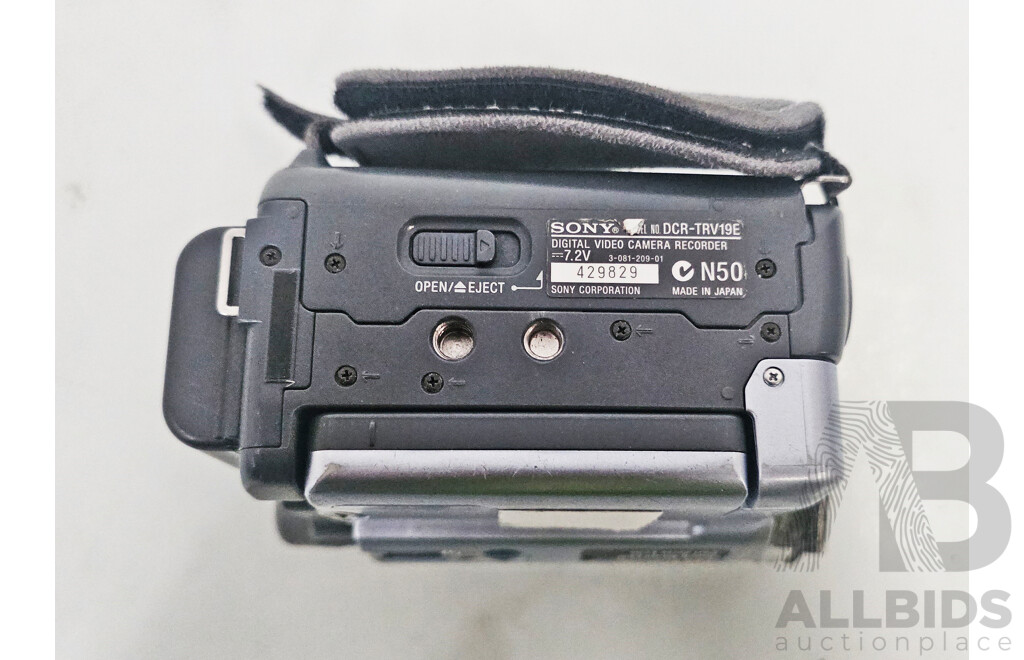 Sony (DCR-TRV19E) Digital Video Camera Recorder