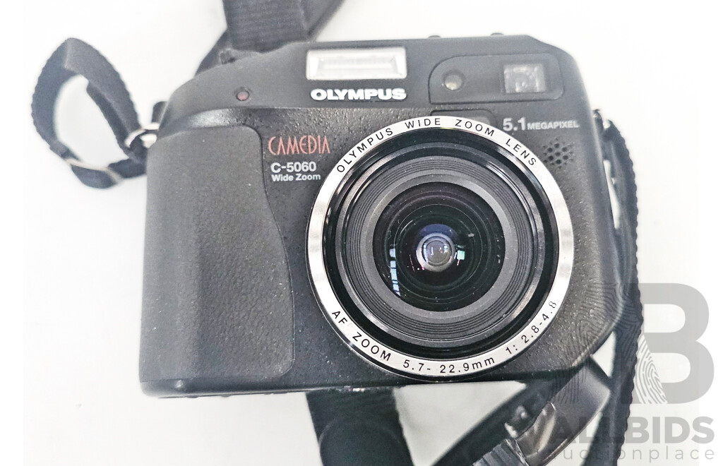 Olympus (C-5060) Camedia Wide Zoom Camera
