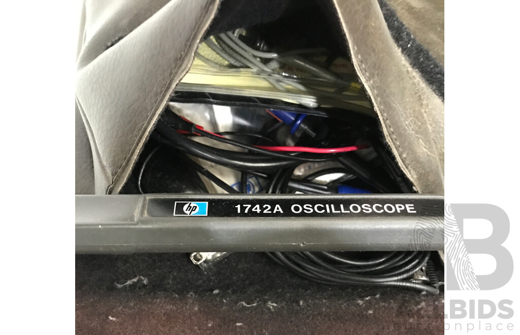 HP 1742A Oscilloscope with Integrated Multimeter
