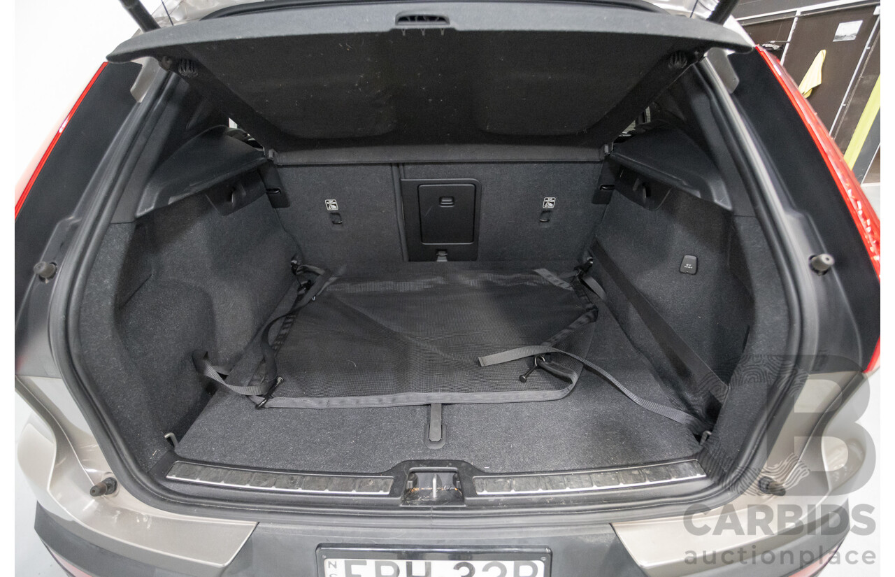 10/2019 Volvo XC40 T4 Inscription (AWD) 536 MY20 4D Wagon Pebble Grey Metallic Turbo 2.0L