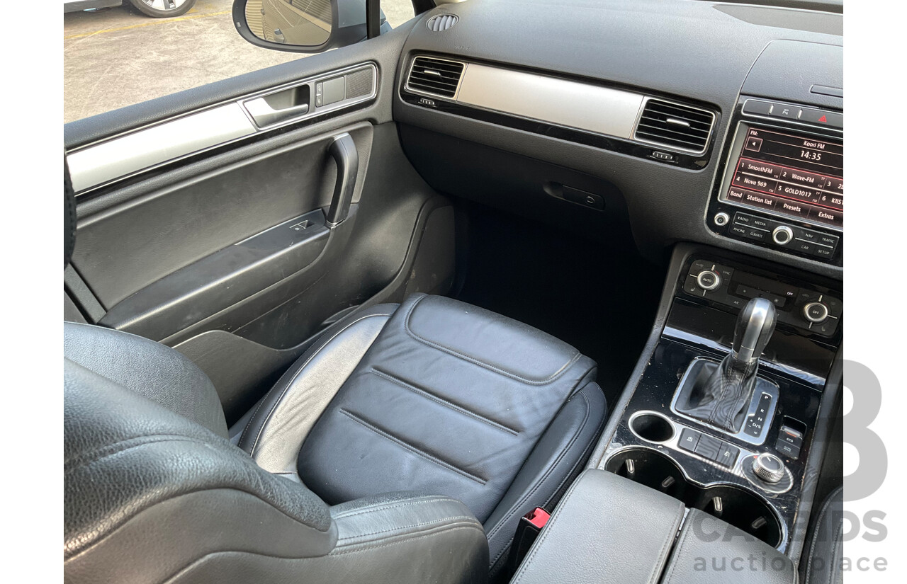 10/2015 Volkswagen Touareg 150 TDI AWD 7P MY16 4D Wagon Silver Turbo Diesel 3.0L