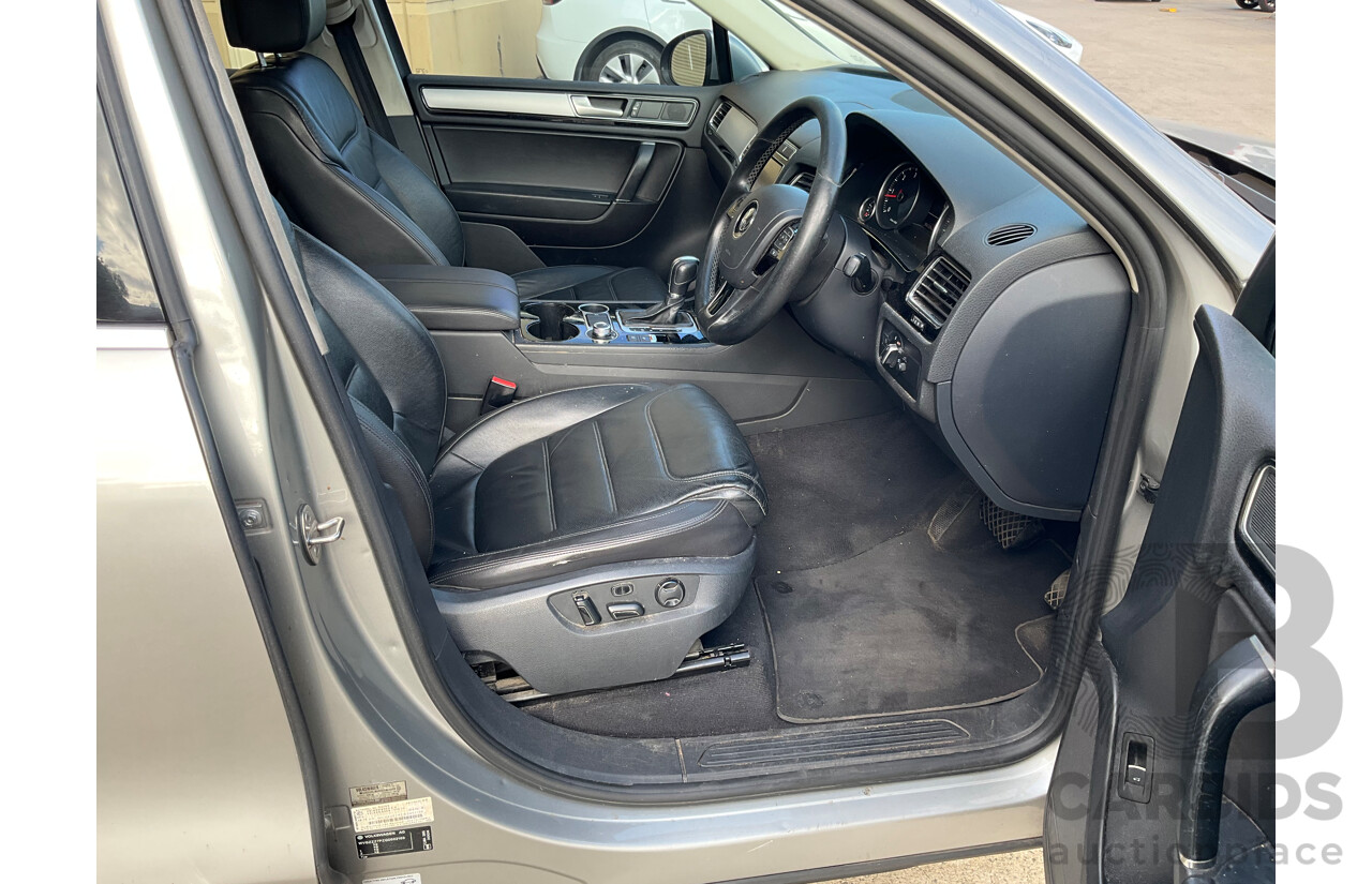 10/2015 Volkswagen Touareg 150 TDI AWD 7P MY16 4D Wagon Silver Turbo Diesel 3.0L