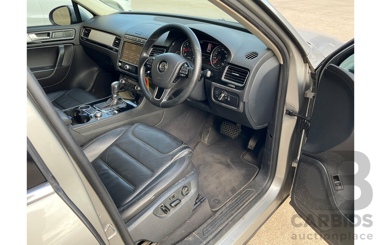 10/2015 Volkswagen Touareg 150 TDI AWD 7P MY16 4D Wagon Silver Turbo Diesel 3.0L