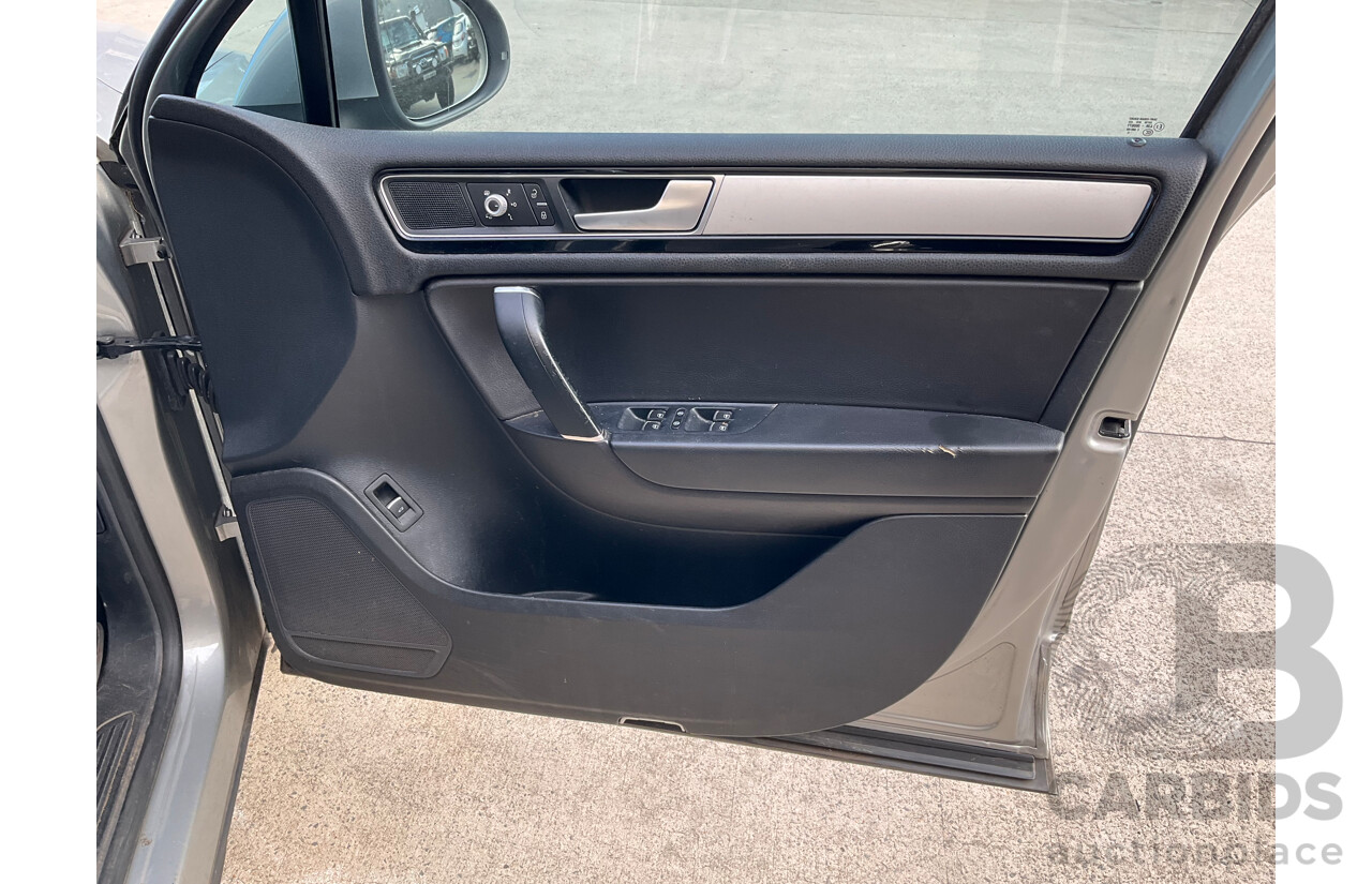 10/2015 Volkswagen Touareg 150 TDI AWD 7P MY16 4D Wagon Silver Turbo Diesel 3.0L