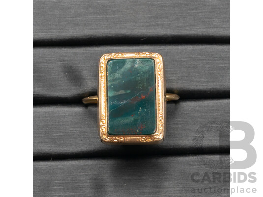 1660545 · 14/18ct Ring with Rectangle Nephrite Jade - Size Z