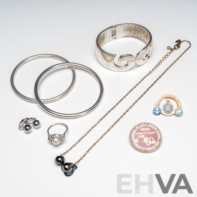 Collection of Gold & Silver Tone Jewellery & Brooches - Lot of 8