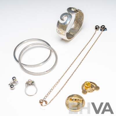 Collection of Gold & Silver Tone Jewellery & Brooches - Lot of 8