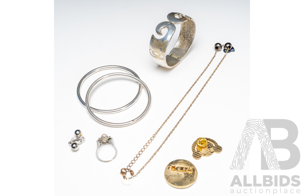Collection of Gold & Silver Tone Jewellery & Brooches - Lot of 8