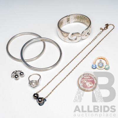 Collection of Gold & Silver Tone Jewellery & Brooches - Lot of 8