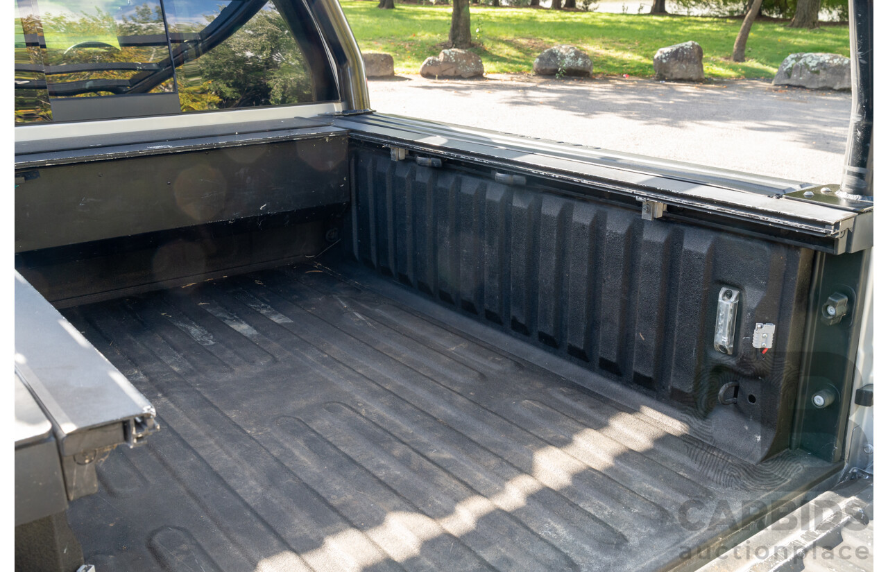 10/2017 (ASV) Dodge Ram 2500 HD Laramie RamBox (4x4) 4d Crew Cab Utility Bright Silver Metallic Turbo Diesel Cummins 6.7L