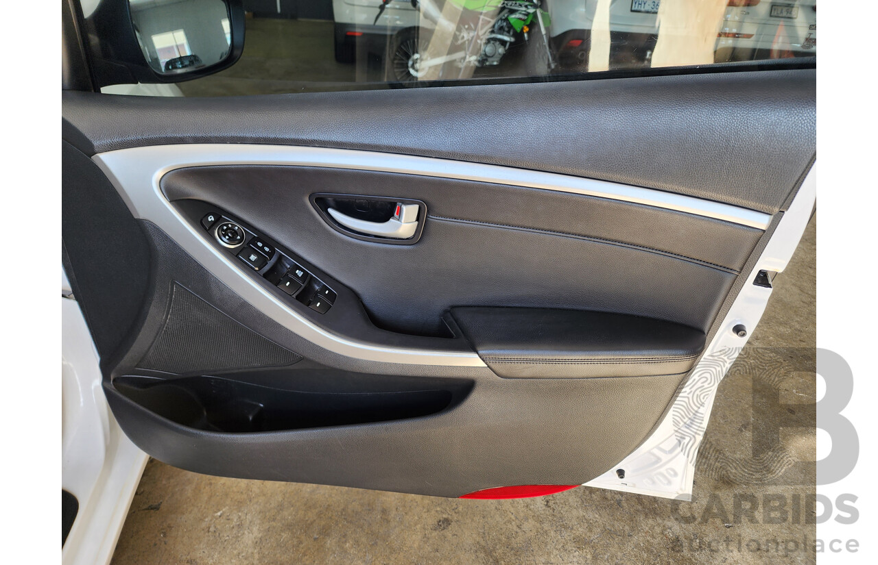 4/2014 Hyundai i30 Trophy GD MY14 5d Hatchback White 1.8L