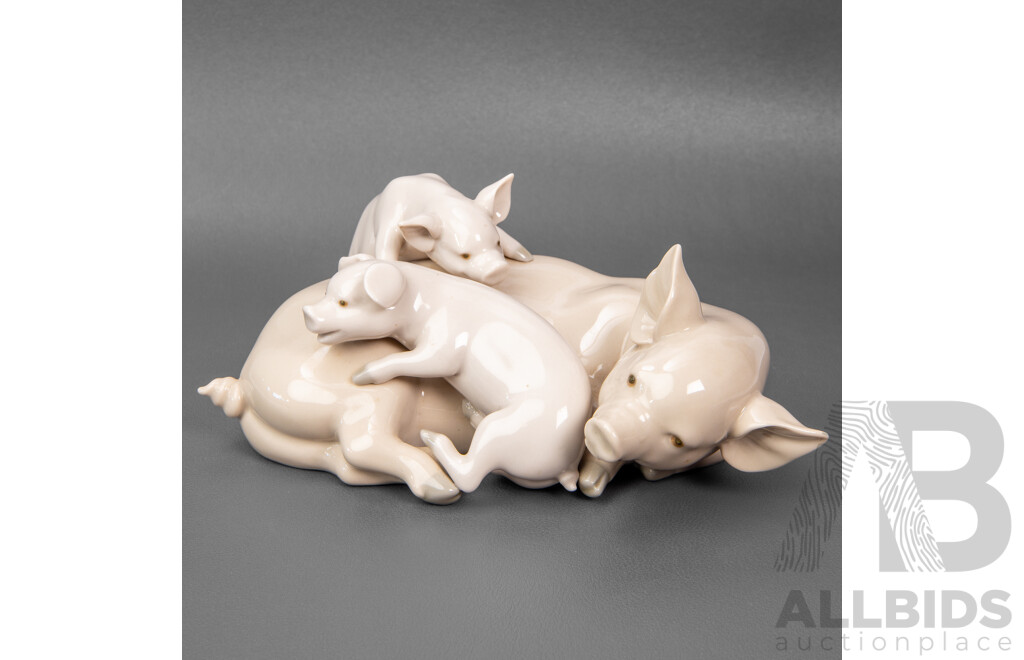 Lladro Glazed Porcelain Sow Figure with Piglets