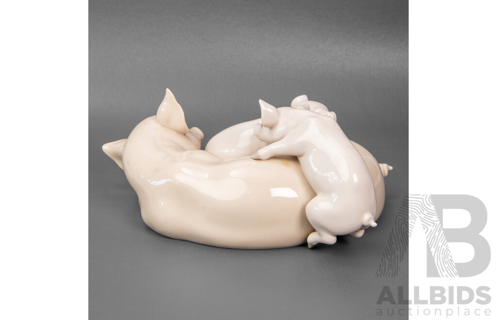 Lladro Glazed Porcelain Sow Figure with Piglets