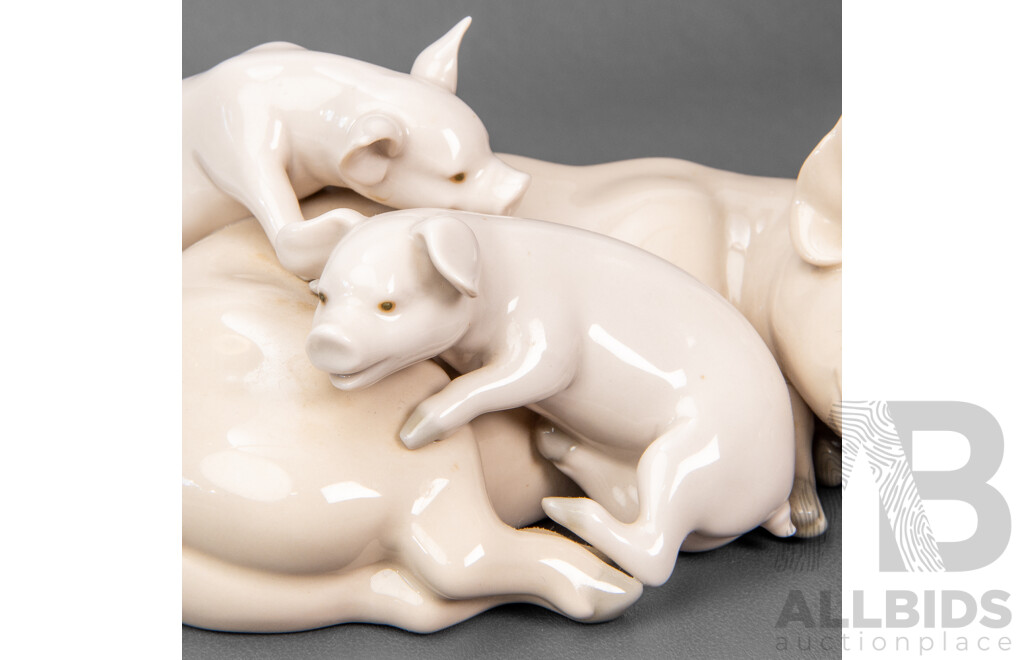Lladro Glazed Porcelain Sow Figure with Piglets