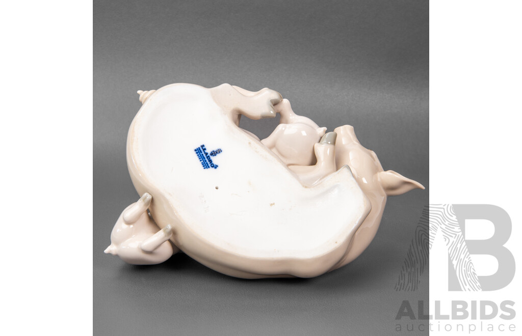 Lladro Glazed Porcelain Sow Figure with Piglets