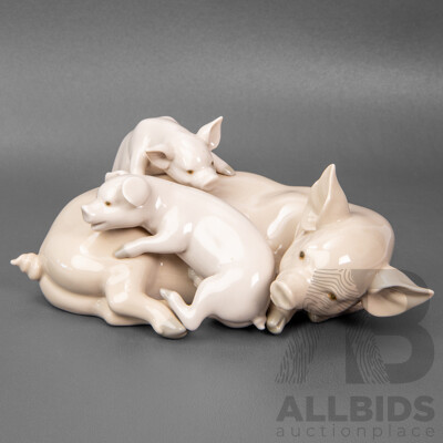 Lladro Glazed Porcelain Sow Figure with Piglets