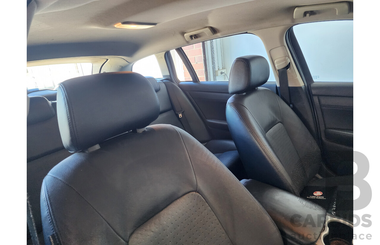 10/2010 Holden Calais  VE MY10 4d Sportwagon Silver 3.6L