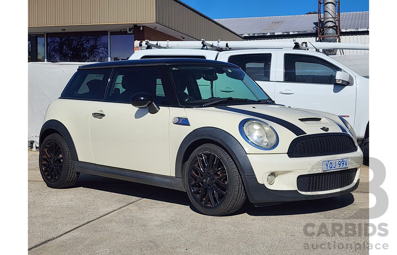 8/2009 Mini Cooper S R56 2d Hatchback White 1.6L