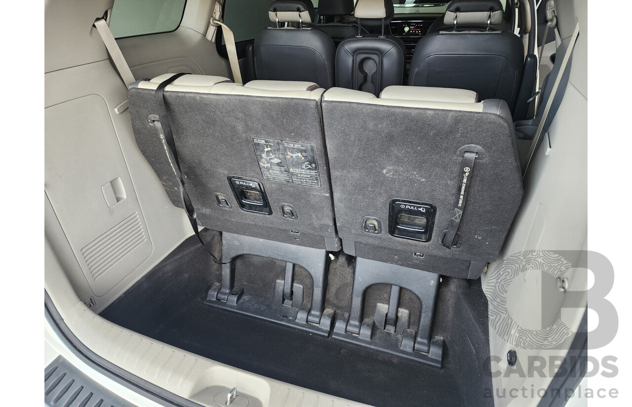 5/2015 Kia Carnival SLi YP MY15 4d Wagon White 2.2L