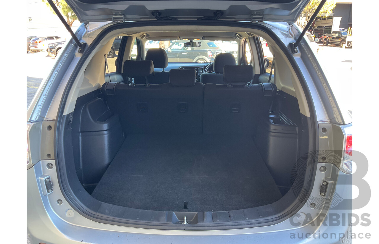 09/2013 Mitsubishi Outlander LS (4x2) FWD ZJ MY14 4D Wagon Silver 2.0L
