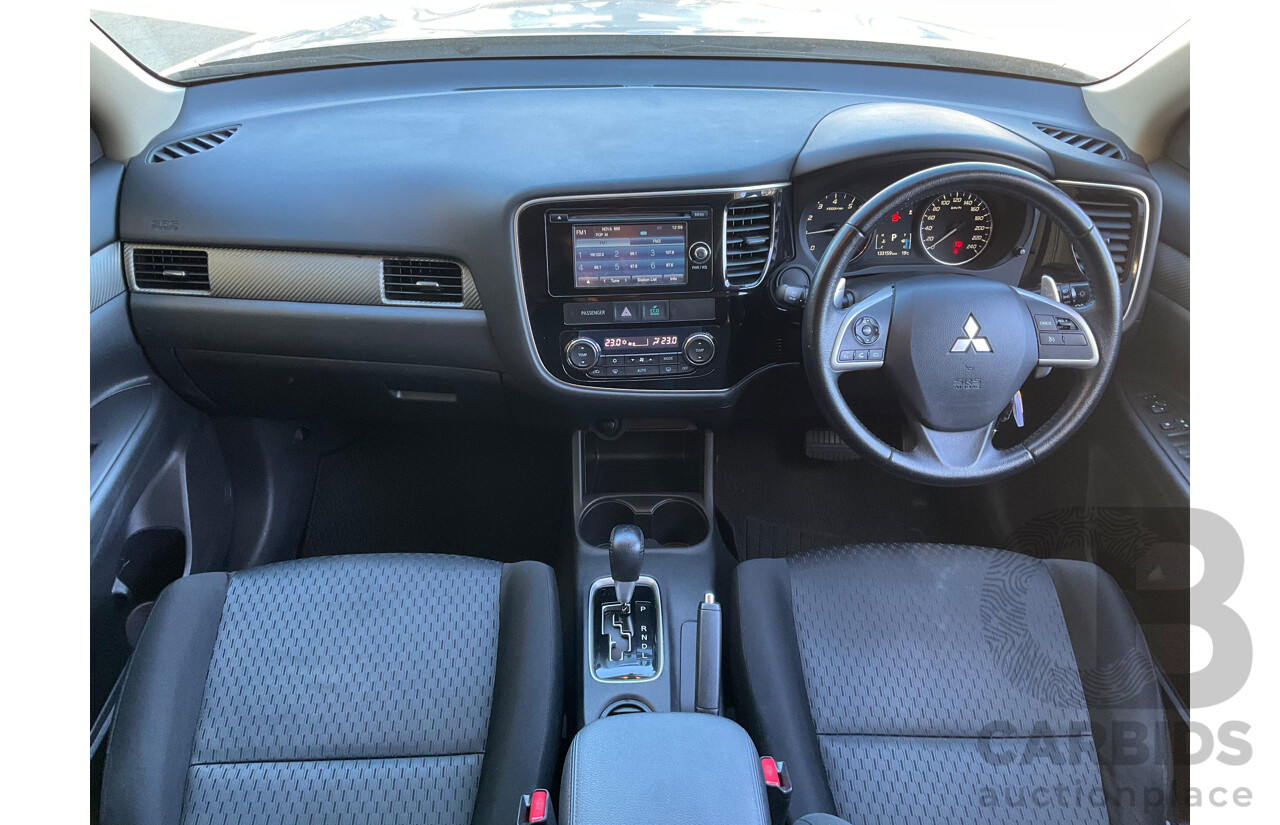 09/2013 Mitsubishi Outlander LS (4x2) FWD ZJ MY14 4D Wagon Silver 2.0L
