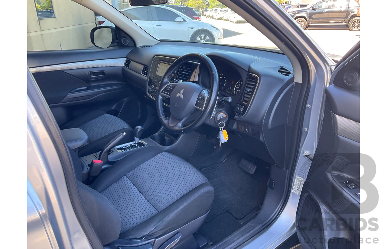 09/2013 Mitsubishi Outlander LS (4x2) FWD ZJ MY14 4D Wagon Silver 2.0L