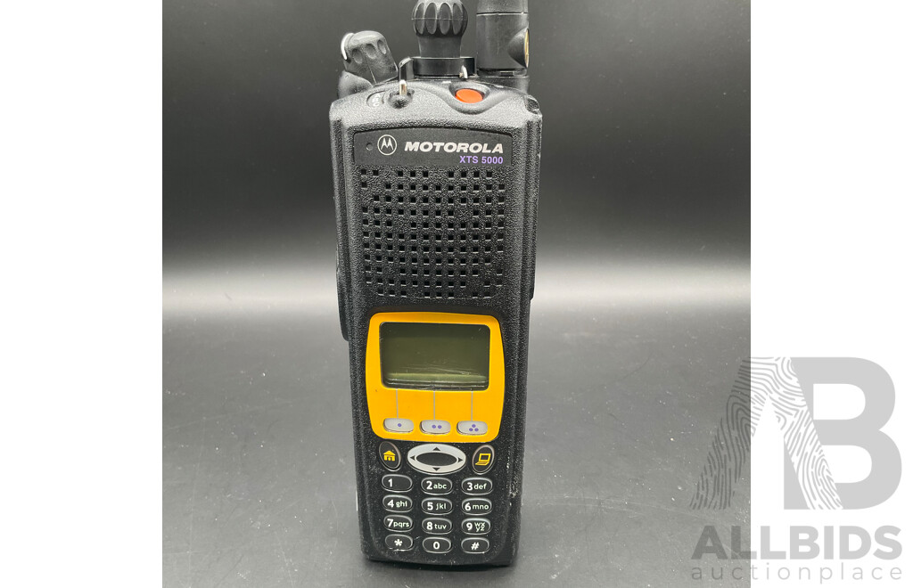 MOTOROLA (XTS 5000) Digital Portable Two-Way Radio