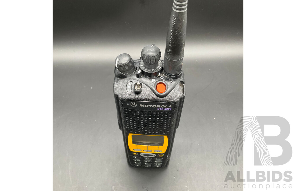 MOTOROLA (XTS 5000) Digital Portable Two-Way Radio