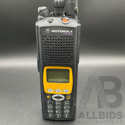 MOTOROLA (XTS 5000) Digital Portable Two-Way Radio