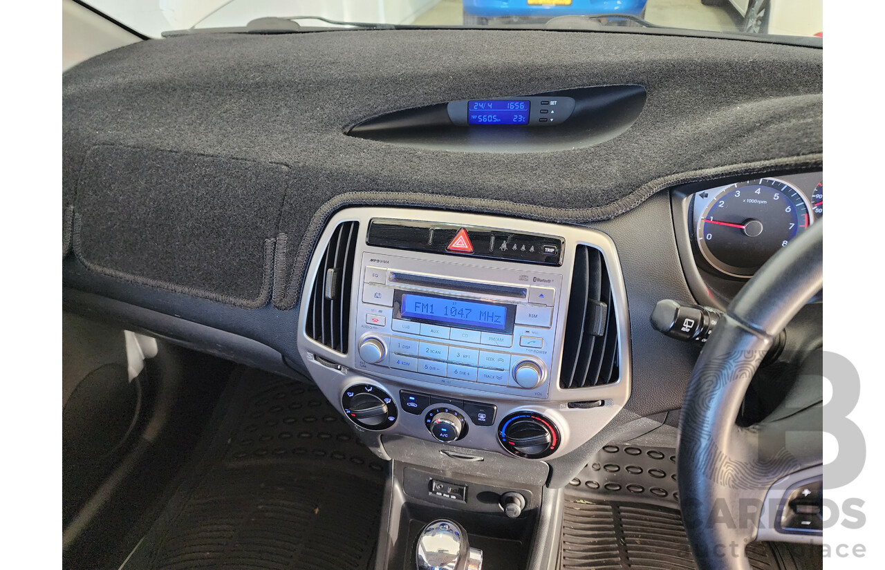 7/2014 Hyundai i20 Active PB MY14 5d Hatchback White 1.4L