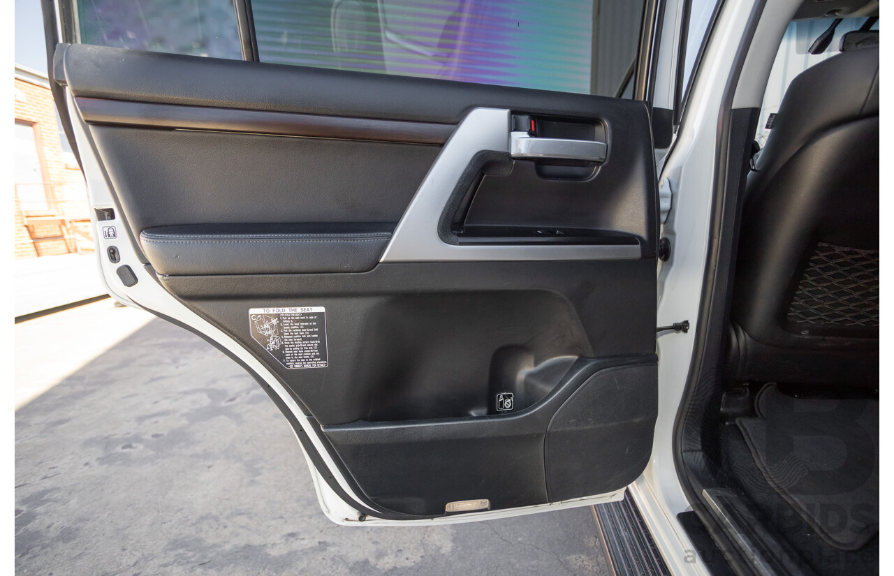 07/2017 Toyota Landcruiser VX (4x4) VDJ200R MY16 4D Wagon Crystal White Pearl Twin Turbo Diesel 4.5L - 7 seats