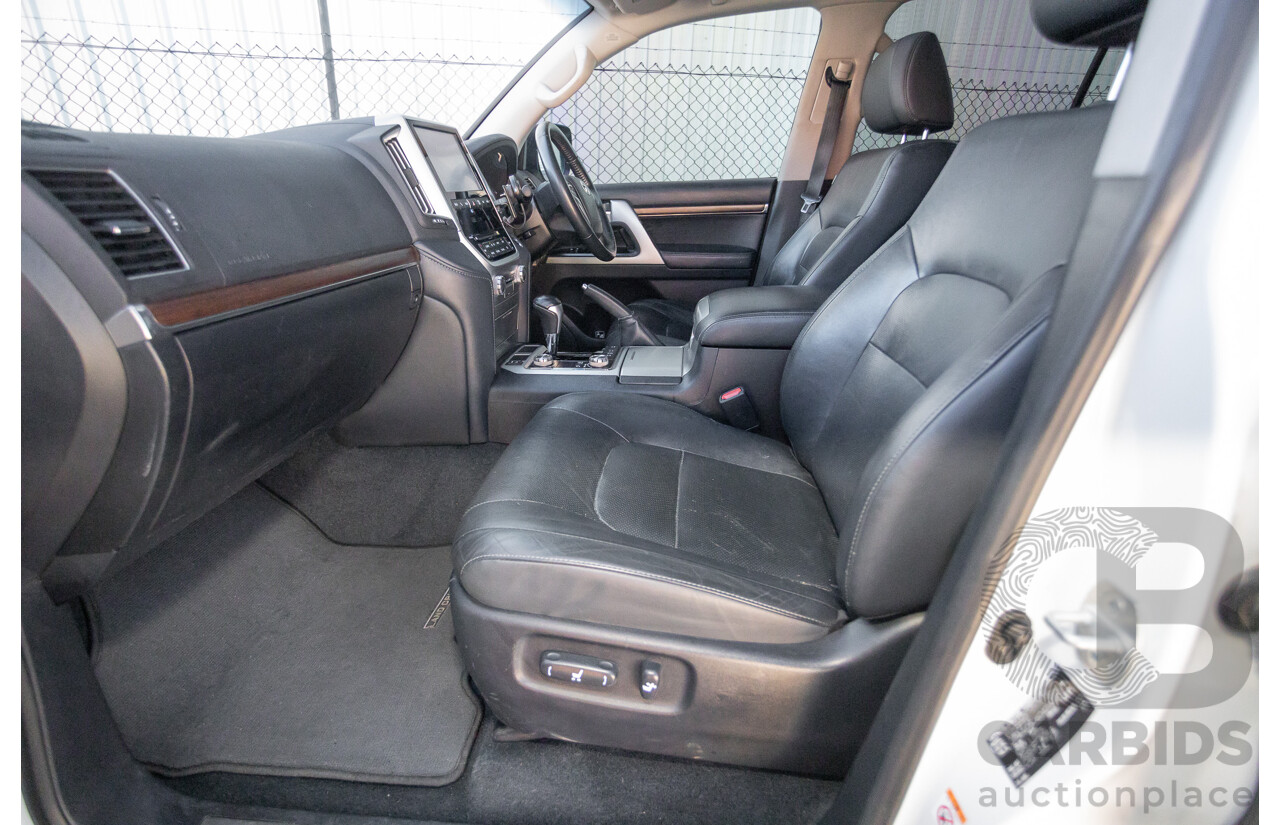 07/2017 Toyota Landcruiser VX (4x4) VDJ200R MY16 4D Wagon Crystal White Pearl Twin Turbo Diesel 4.5L - 7 seats