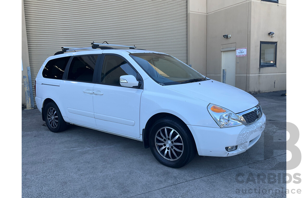 01/2011 Kia Grand Carnival Platinum (FWD) VQ MY11 4D Wagon White V6 3.5L