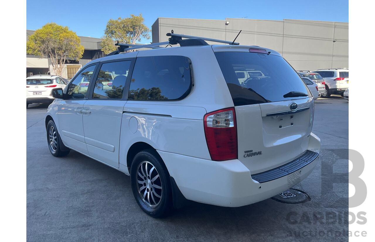 01/2011 Kia Grand Carnival Platinum (FWD) VQ MY11 4D Wagon White V6 3.5L