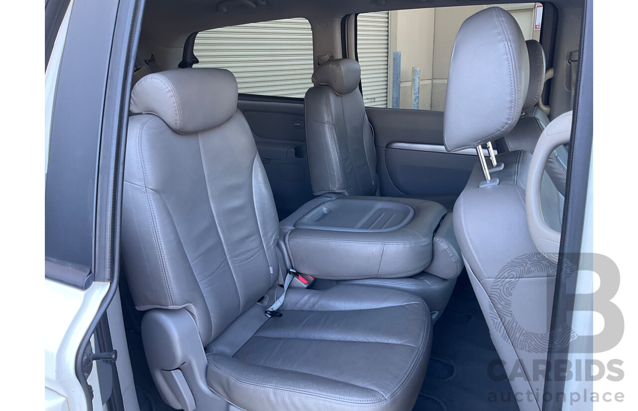 01/2011 Kia Grand Carnival Platinum (FWD) VQ MY11 4D Wagon White V6 3.5L