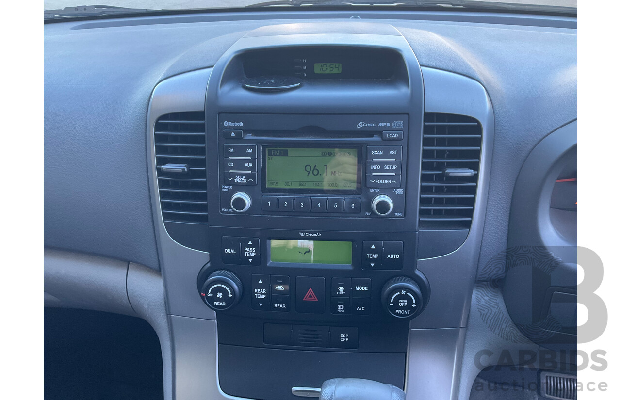 01/2011 Kia Grand Carnival Platinum (FWD) VQ MY11 4D Wagon White V6 3.5L