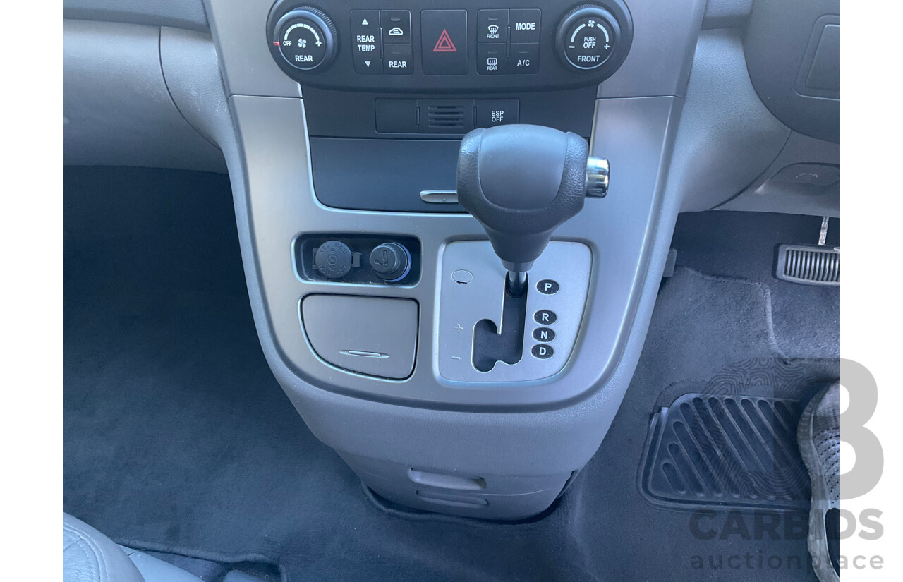 01/2011 Kia Grand Carnival Platinum (FWD) VQ MY11 4D Wagon White V6 3.5L