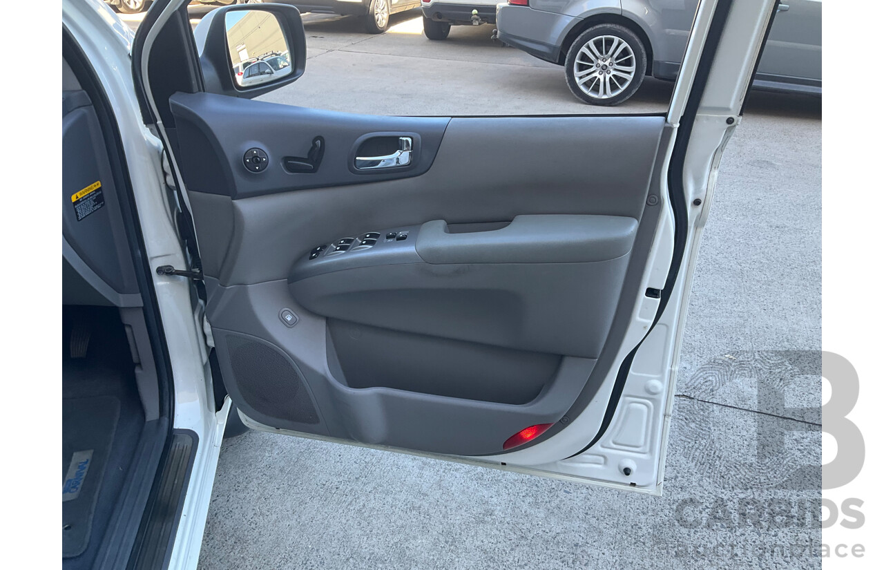 01/2011 Kia Grand Carnival Platinum (FWD) VQ MY11 4D Wagon White V6 3.5L