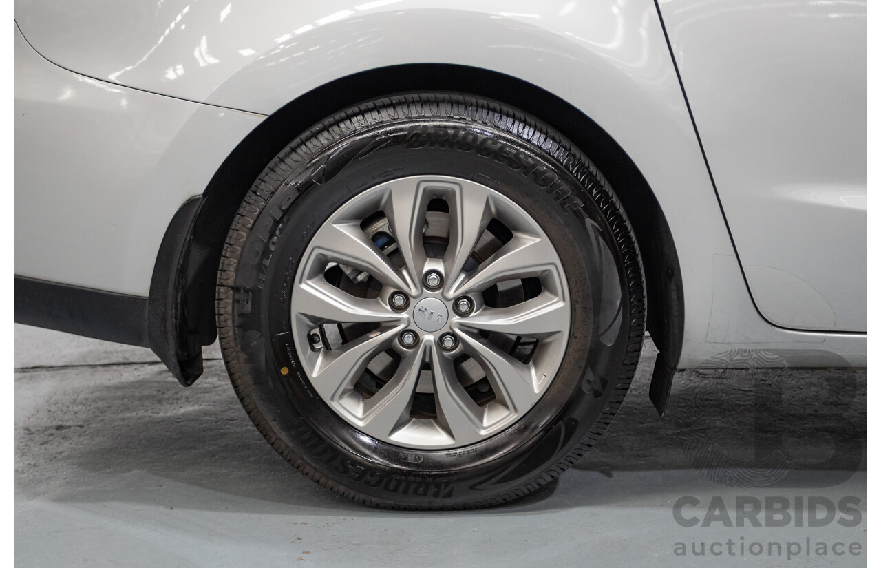08/2018 Kia Carnival Si YP MY18 4D Wagon Silky Silver Metallic 3.3L - 8 Seats