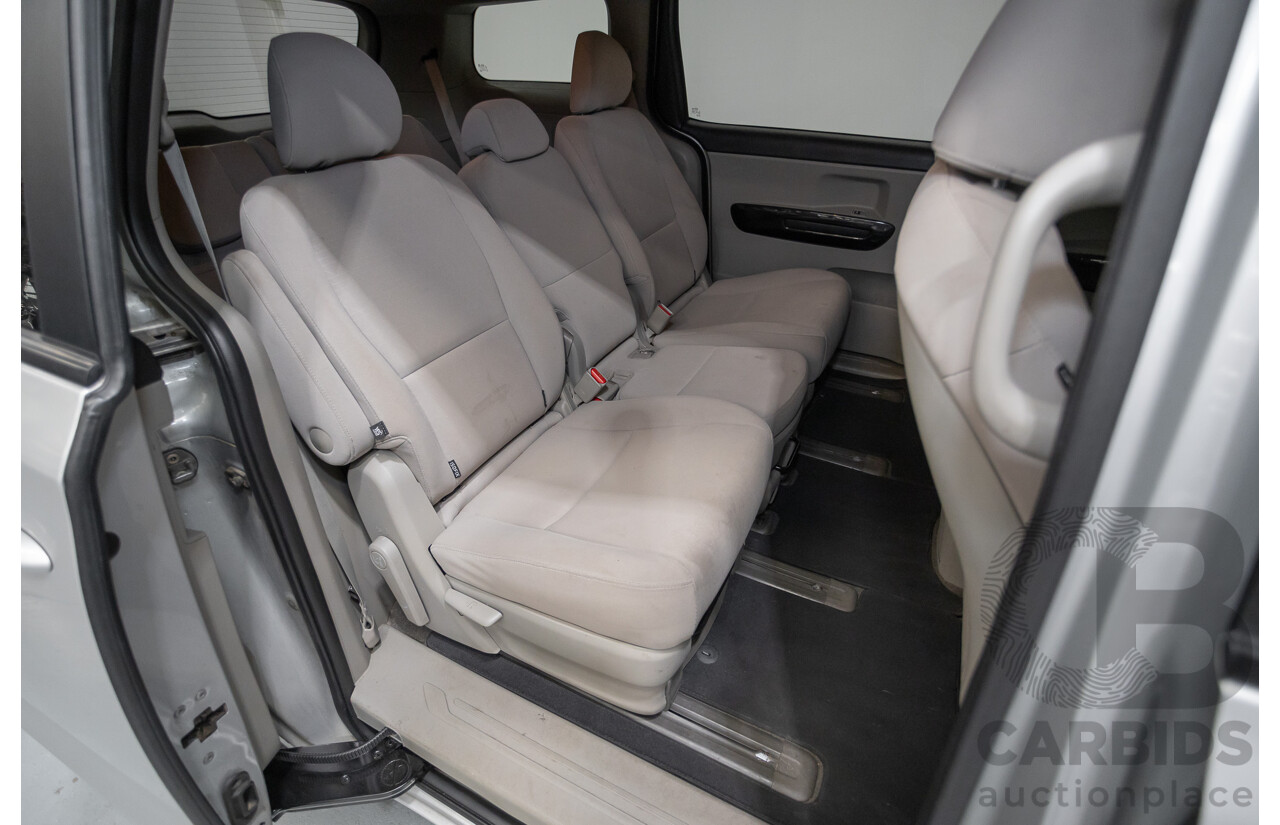 08/2018 Kia Carnival Si YP MY18 4D Wagon Silky Silver Metallic 3.3L - 8 Seats