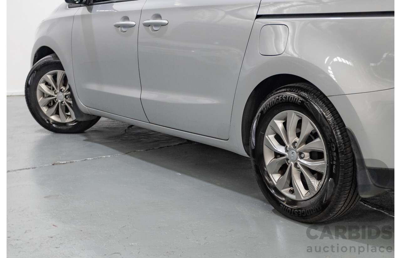 08/2018 Kia Carnival Si YP MY18 4D Wagon Silky Silver Metallic 3.3L - 8 Seats