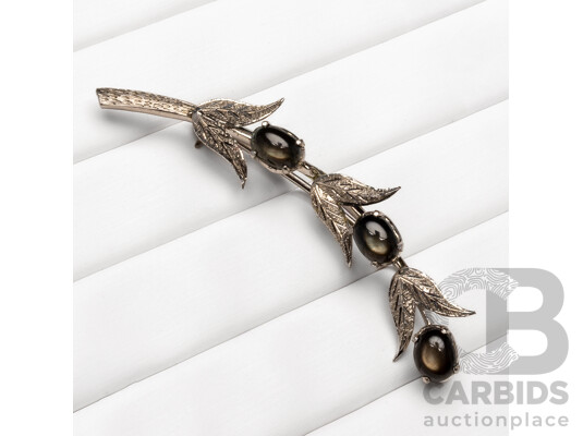 1660315 · Vintage 18ct White Gold Plated Branch Brooch with 3x Oval Cabochon Smokey Topaz - 4.27gms