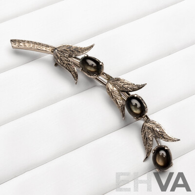Vintage 18ct White Gold Plated Branch Brooch with 3x Oval Cabochon Smokey Topaz - 4.27gms