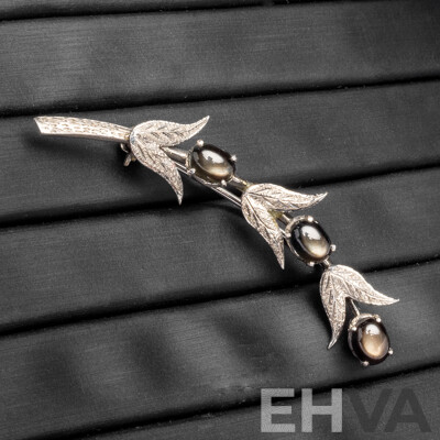 Vintage 18ct White Gold Plated Branch Brooch with 3x Oval Cabochon Smokey Topaz - 4.27gms